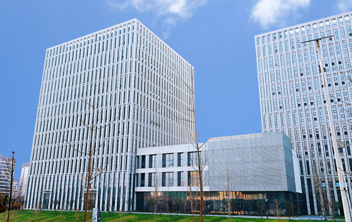 厂房钢结构搭建方案选型与成本控制：重庆先锋建筑工程有限公司实践